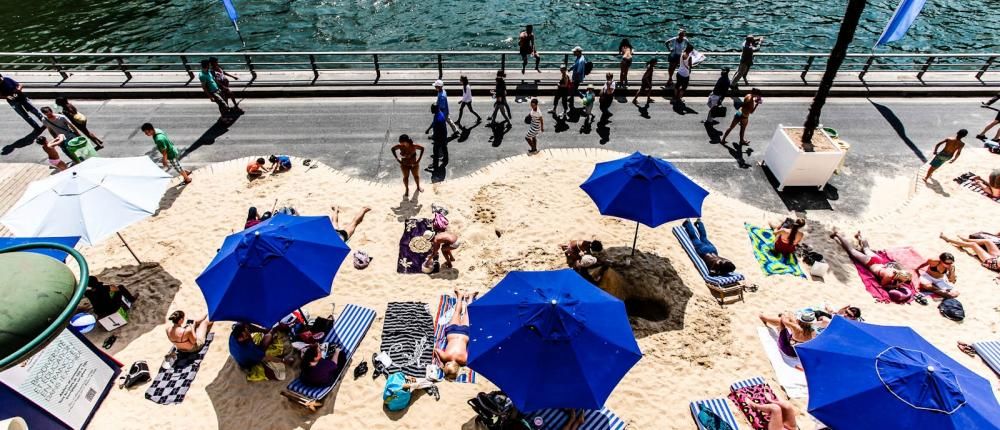 Entre plage et cinéma en plein air, la capitale prend des allures de cité balnéaire.